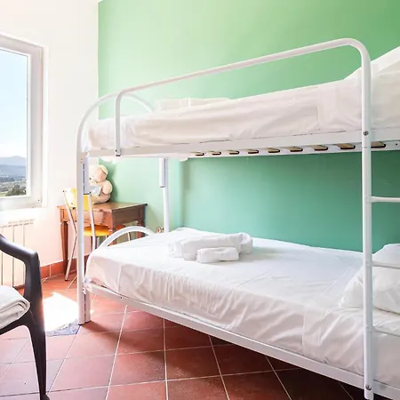 5 Bedroom Awesome In Casalvelino קזאל ולינו