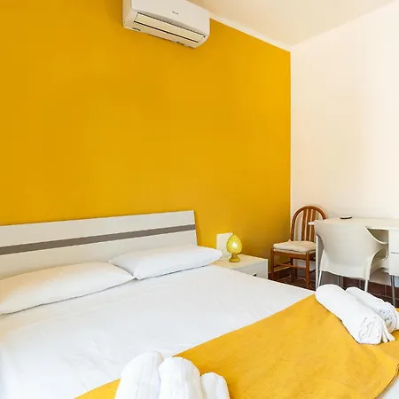 5 Bedroom Awesome In Casalvelino קזאל ולינו