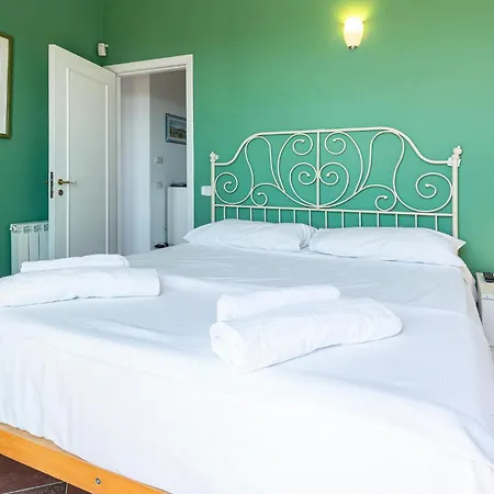 5 Bedroom Awesome In Casalvelino בית נופש