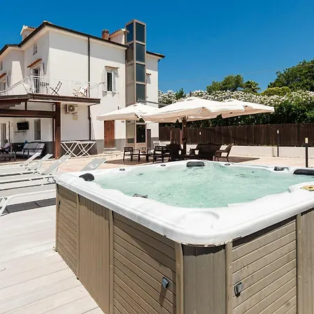 5 Bedroom Awesome In Casalvelino קזאל ולינו