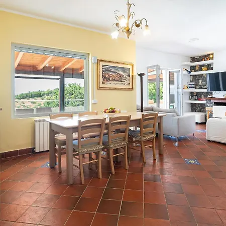 5 Bedroom Awesome In Casalvelino בית נופש קזאל ולינו