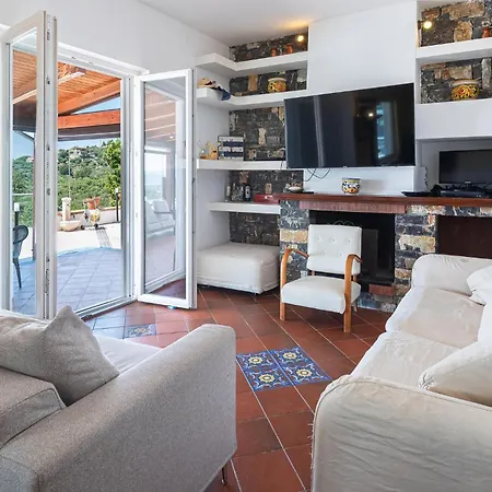 5 Bedroom Awesome In Casalvelino בית נופש קזאל ולינו