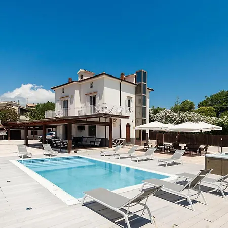 5 Bedroom Awesome In Casalvelino בית נופש קזאל ולינו