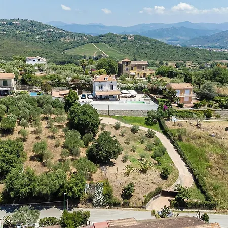 5 Bedroom Awesome In Casalvelino קזאל ולינו